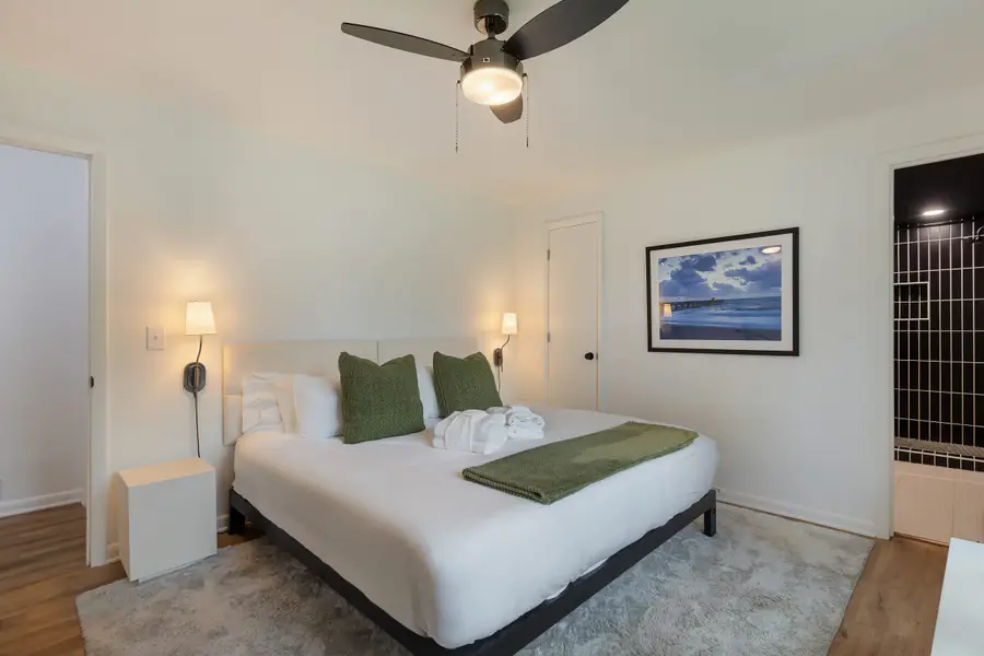 Bedroom 2: King bed