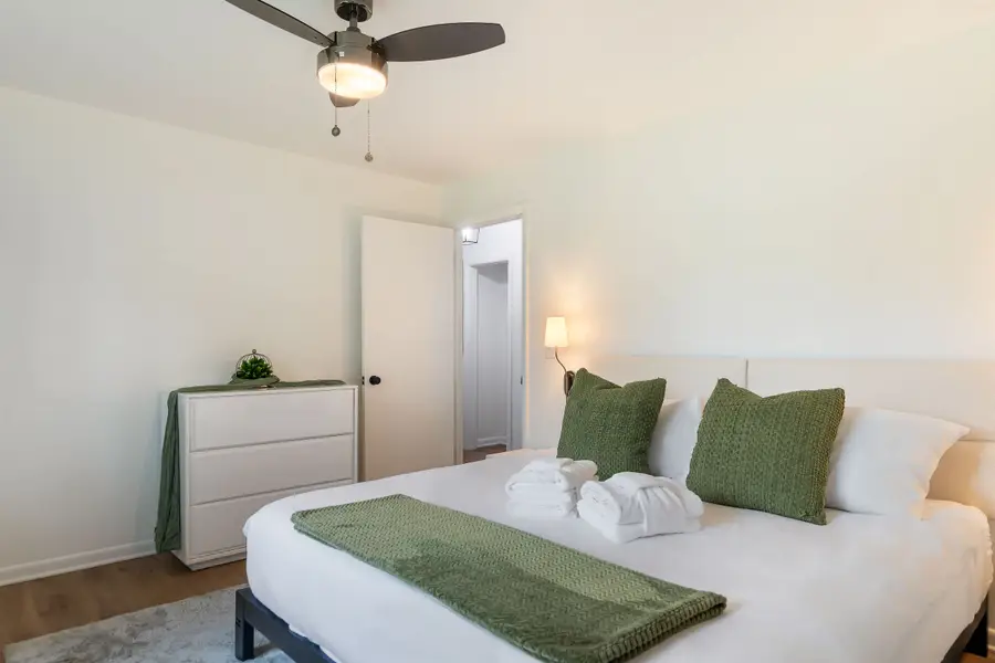 Bedroom 2: King bed