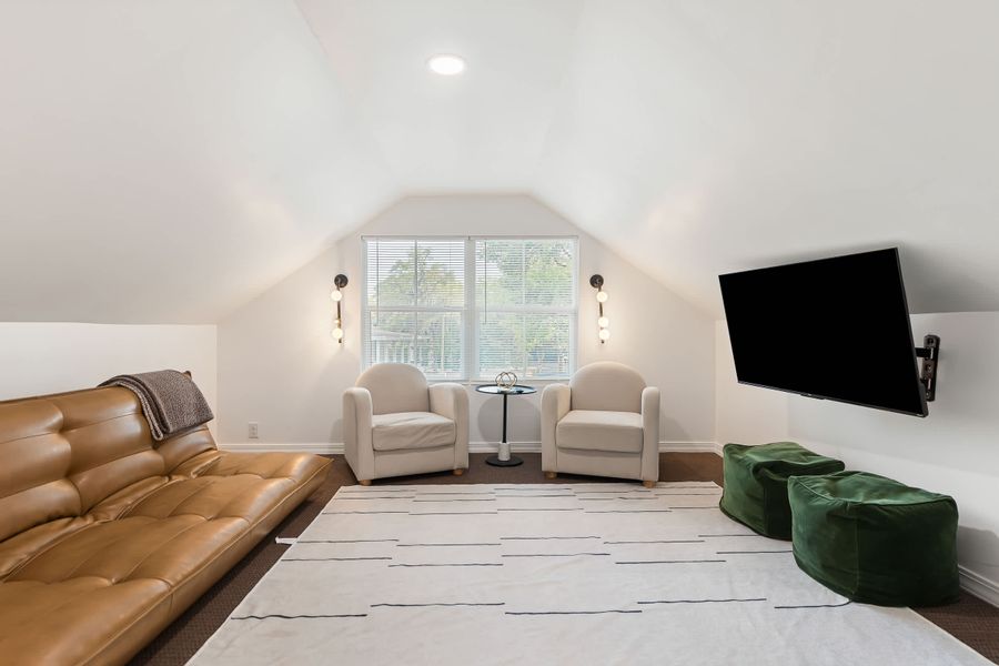 Spacious living room with seating for your entire group!