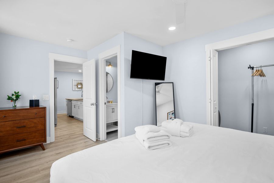 Bedroom 1: King Bed