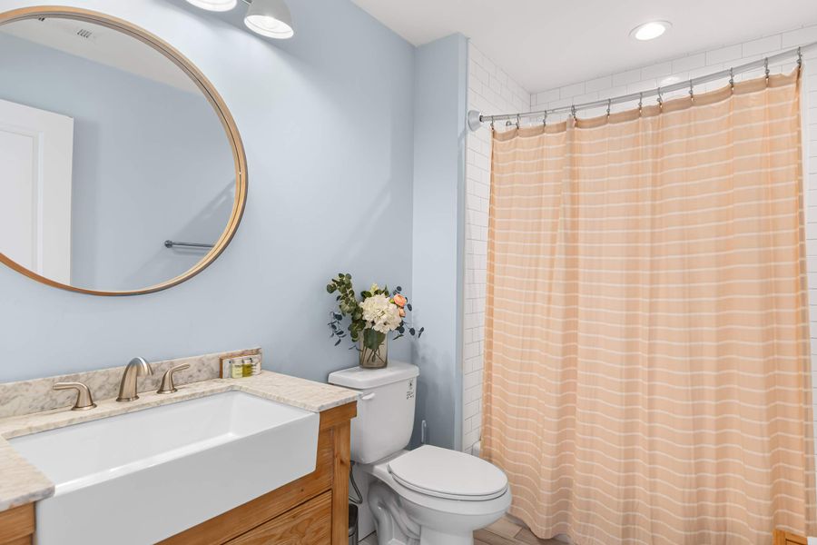 Bathroom 2: Shower/tub combo