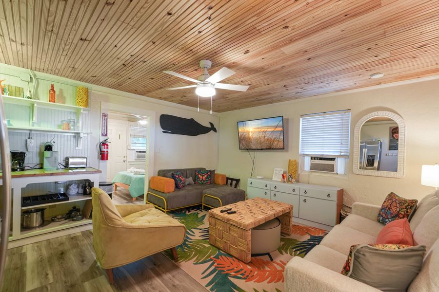 Spacious living room with plenty of seating for your group!