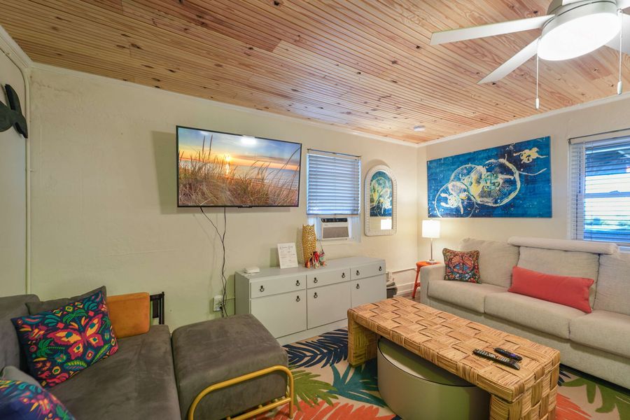 Spacious living room with plenty of seating for your group!