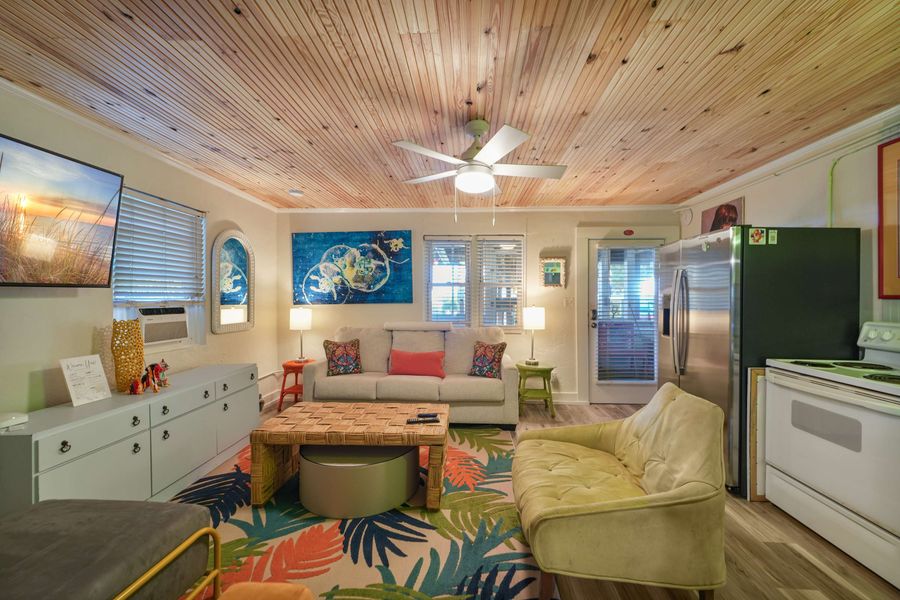 Spacious living room with plenty of seating for your group!