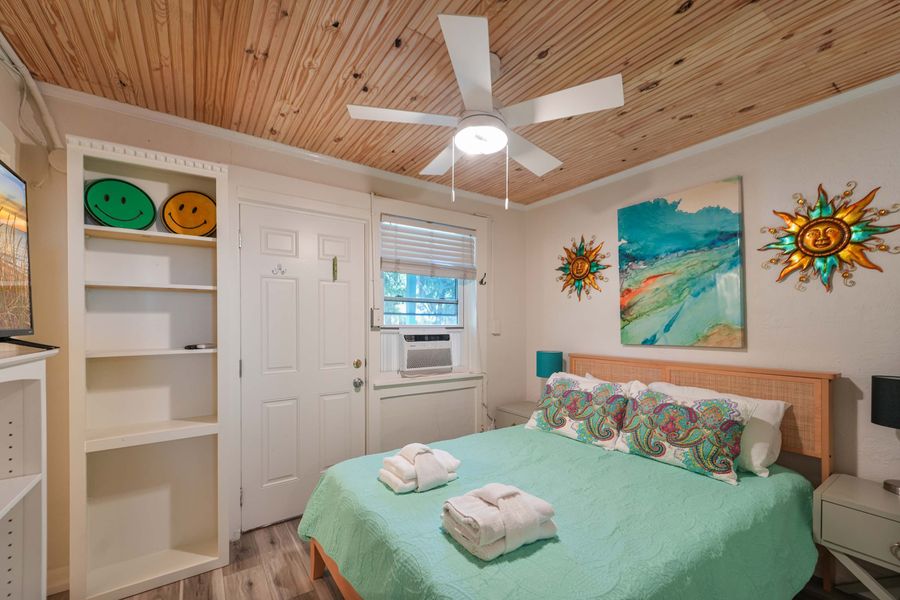 Bedroom 1: Queen Bed