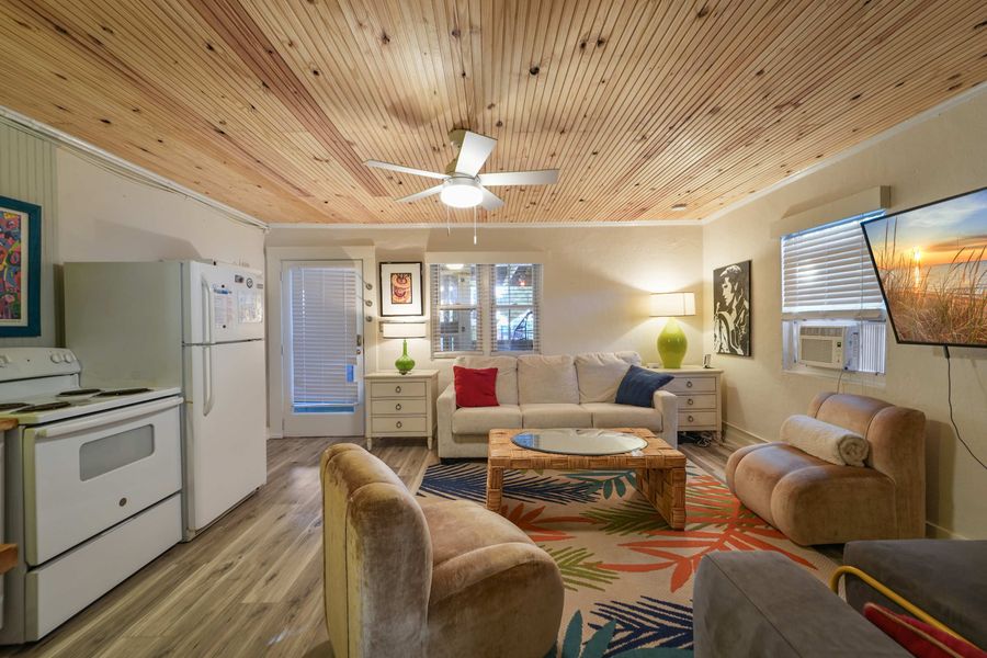 Spacious living room with plenty of seating for your group!