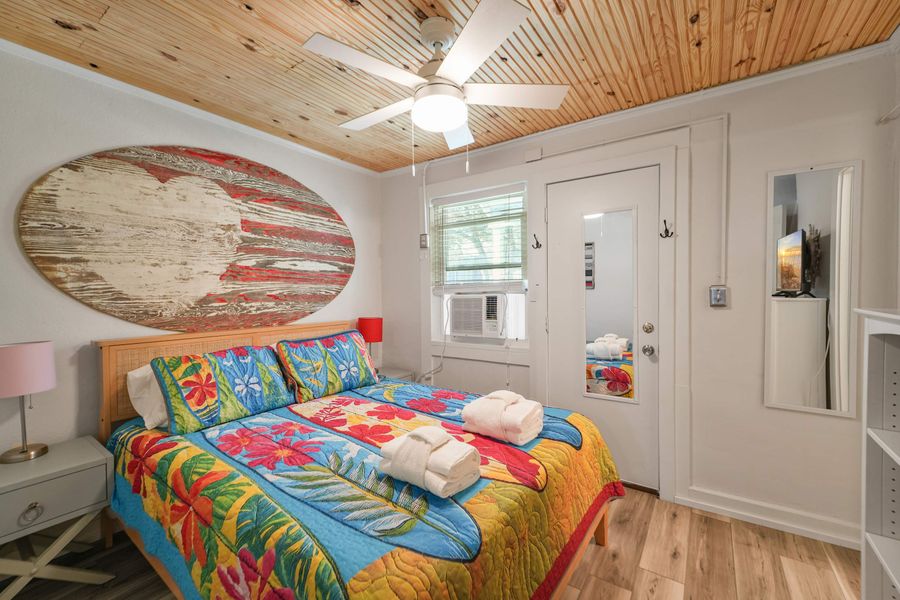 Bedroom 2: Queen Bed