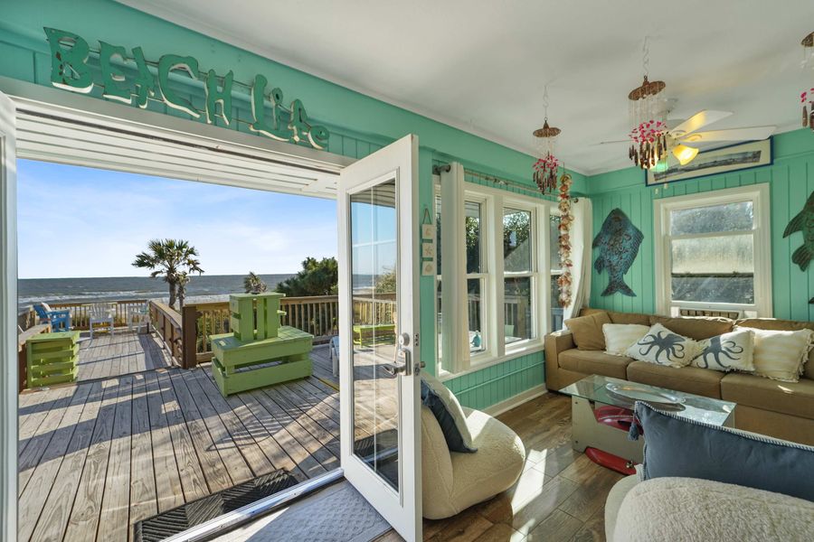 Spacious living room with plenty of seating for your group!