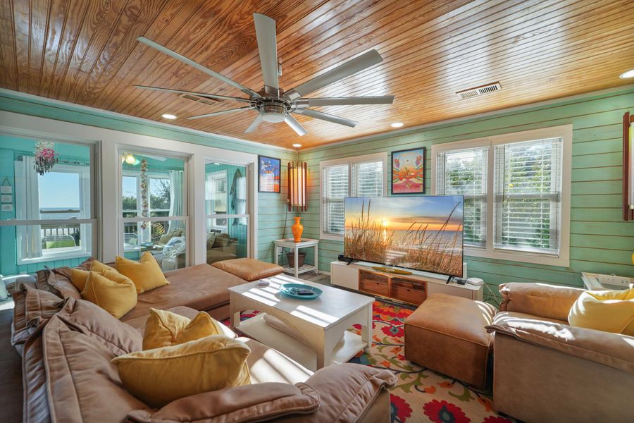 
Spacious living room with plenty of seating for your group!