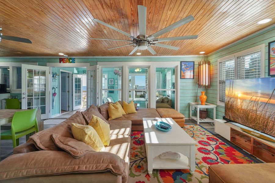 Spacious living room with plenty of seating for your group!