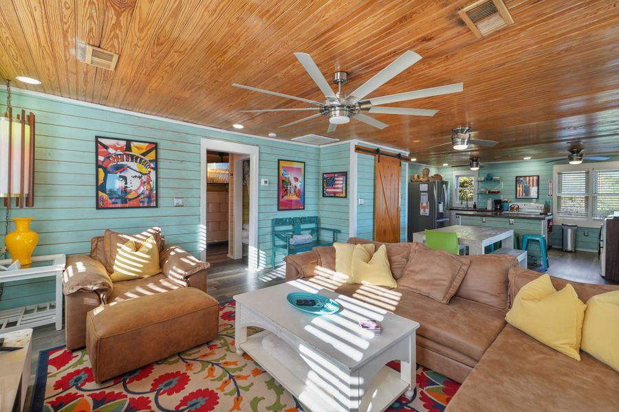 Spacious living room with plenty of seating for your group!