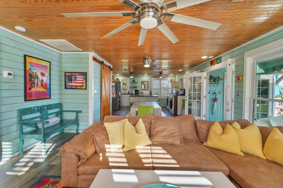 
Spacious living room with plenty of seating for your group!