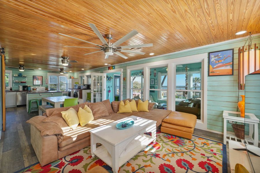 Spacious living room with plenty of seating for your group!