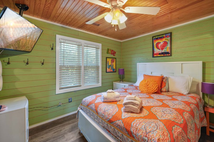 Bedroom 4: Queen Bed