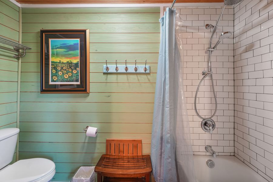 Bathroom 4: Walk-in shower