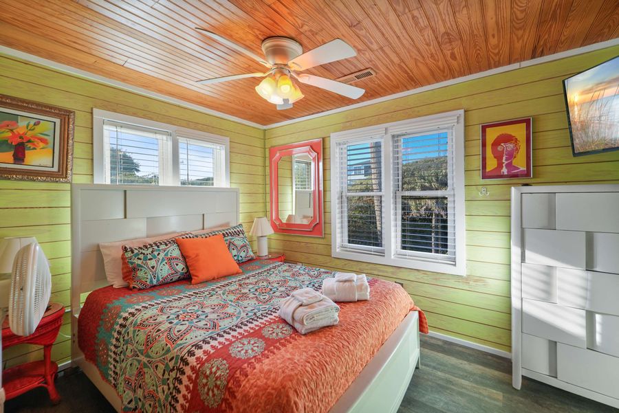 Bedroom 5: Queen Bed