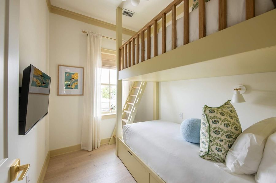 Bedroom 4: Two single beds + TV