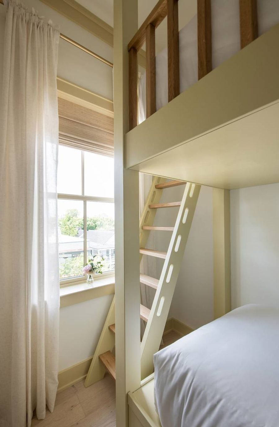 Bedroom 4: Two single beds + TV