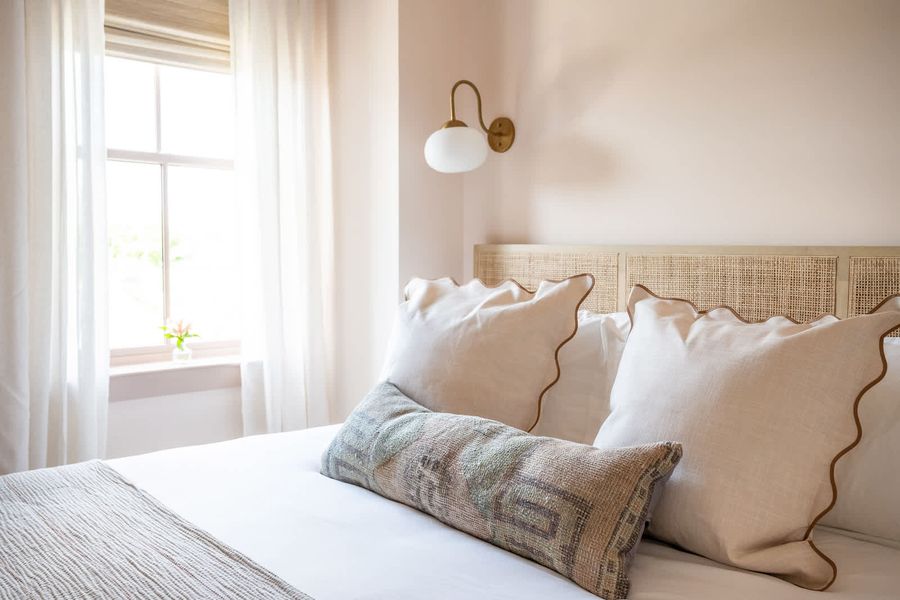 Bedroom 7: King Bed
