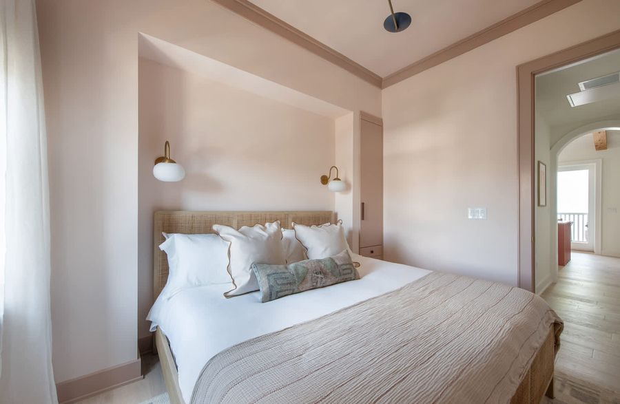 Bedroom 7: King Bed