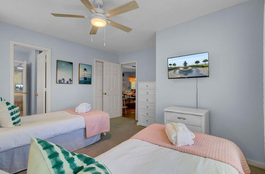 Bedroom 4: Two single beds + TV