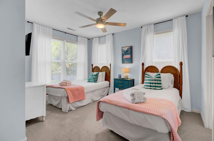 Bedroom 4: Two single beds + TV