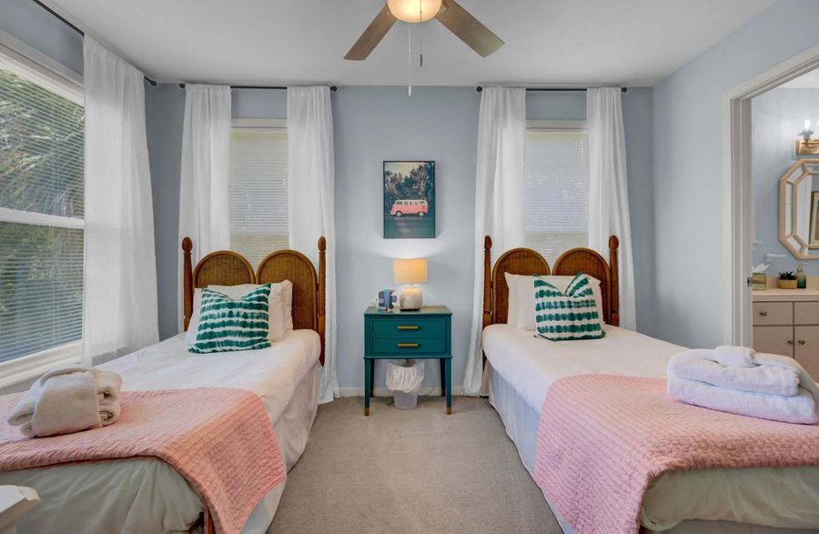 Bedroom 4: Two single beds + TV