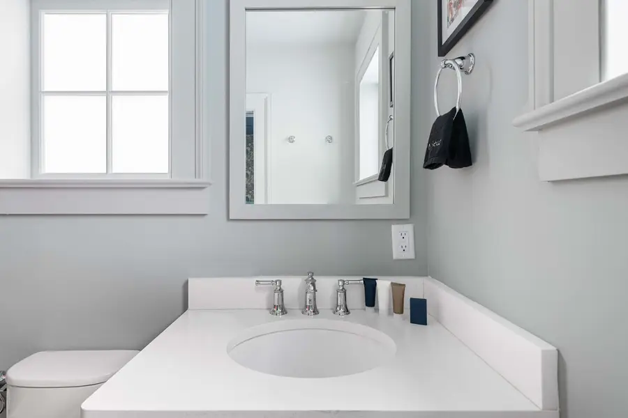 Bathroom 1: Shower/tub