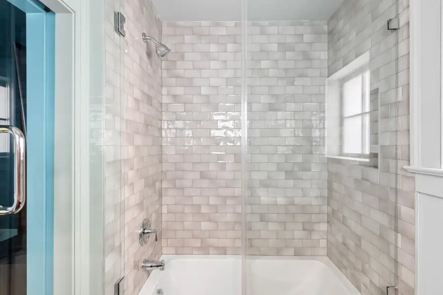 Bathroom 1: Shower/tub