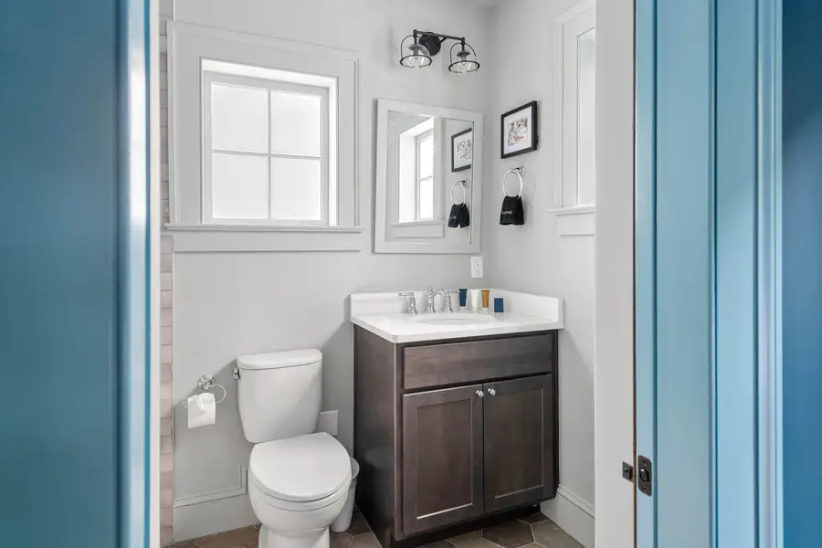 Bathroom 1: Shower/tub