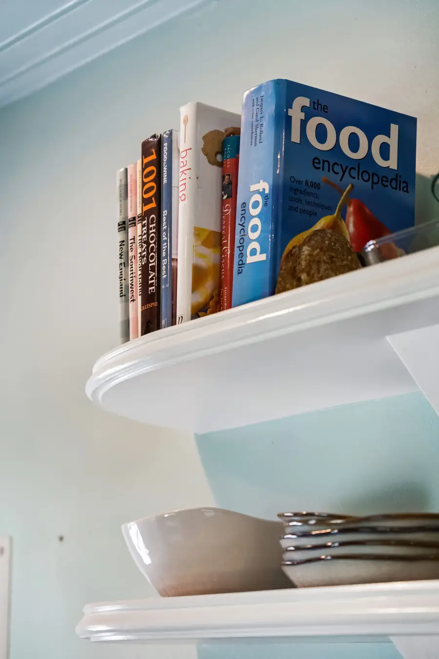 Flip through the recipe books and cookbooks, discover new flavors, and make mealtime a memorable part of your vacation.