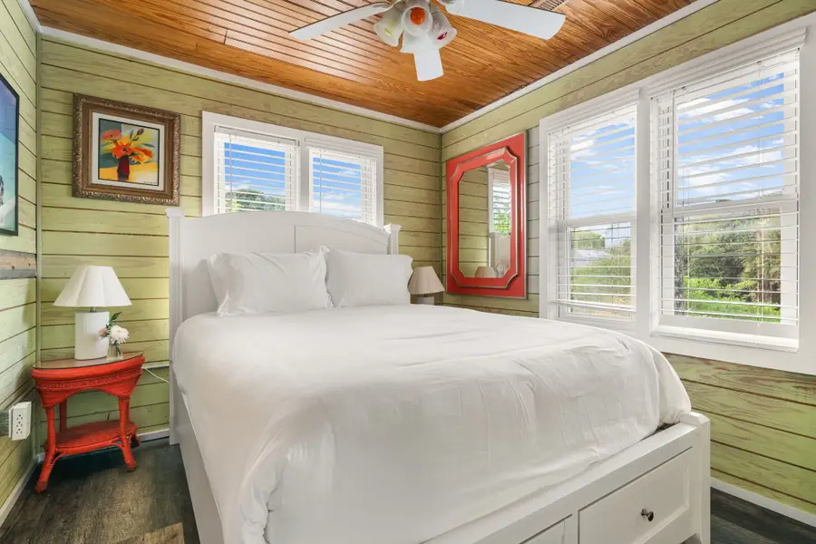 Bedroom #5: Comes with a comfortable queen bed, creating a cozy space to relax and recharge.