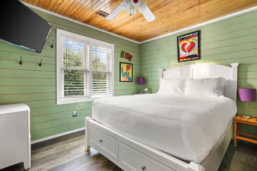 Bedroom #4: Complete with a queen bed and TV.