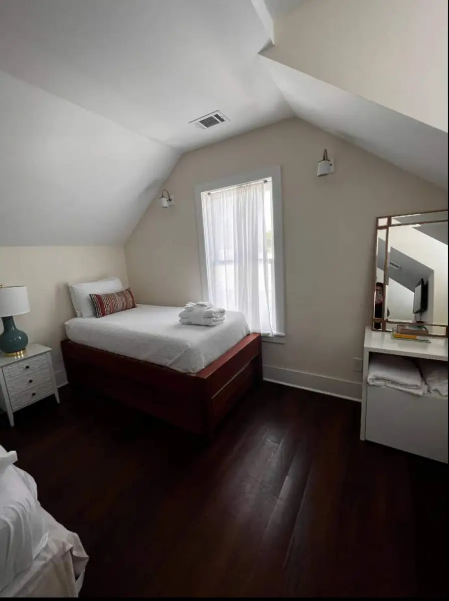 Bedroom 3: Two queen bed + TV