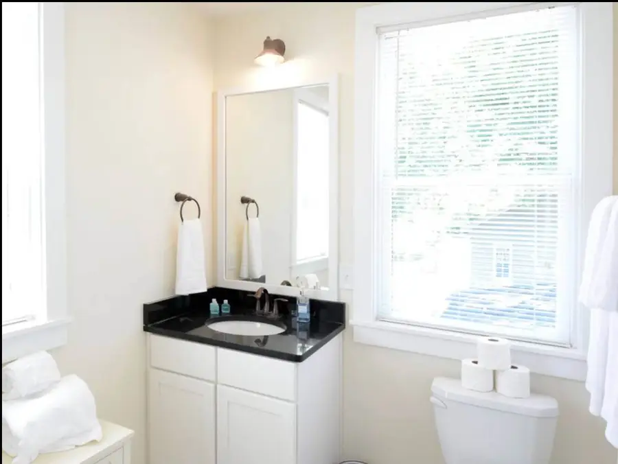 Bathroom 1: Full bathroom