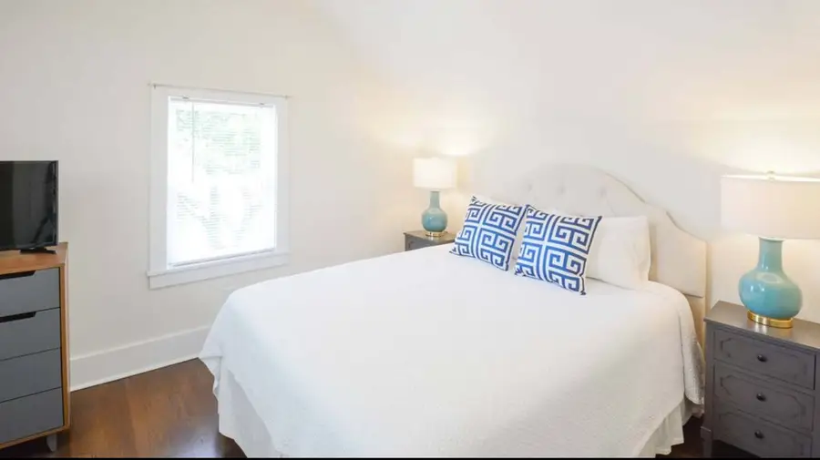 Bedroom 3: Two queen bed + TV