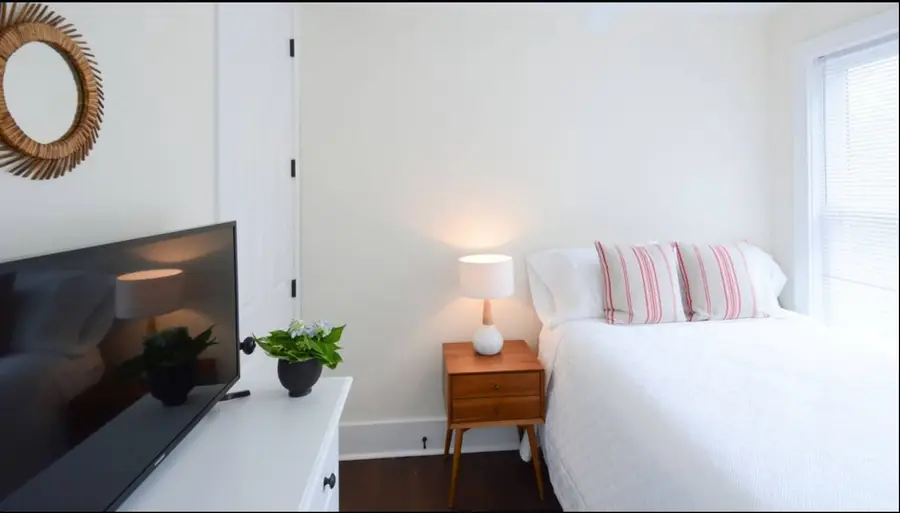 Bedroom 2: Double bed + TV
