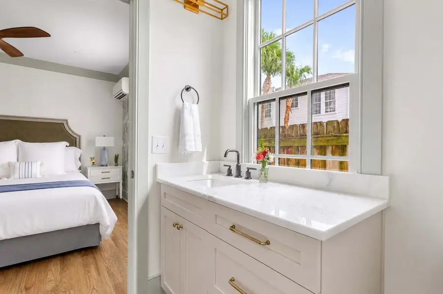 Bathroom 1: Shower/tub combo