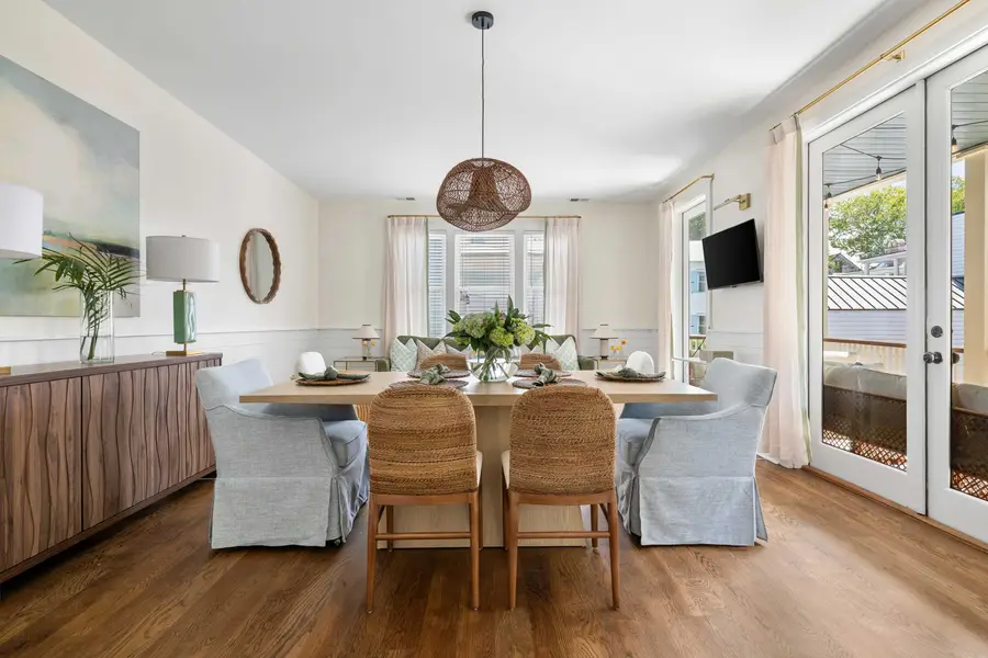 Dining Table w/ seating for 6