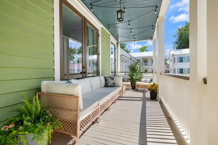 Lower balcony with plenty of outdoor seating space 