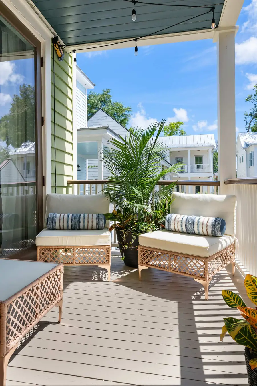 Lower balcony with plenty of outdoor seating space 