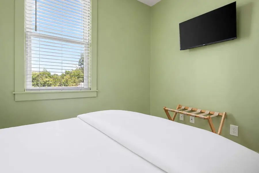 Bedroom 4: Full Bed + TV