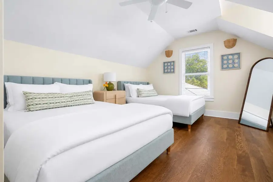 Bedroom 3: 2x Queen Beds + TV