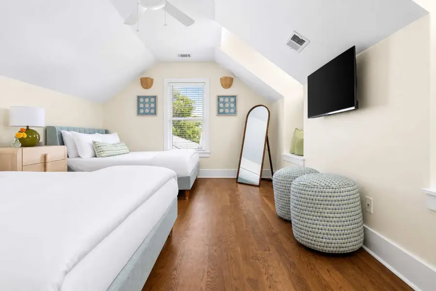 Bedroom 3: 2x Queen Beds + TV