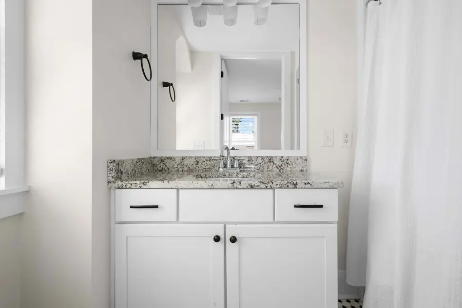 Bathroom 1: Shower/Tub 