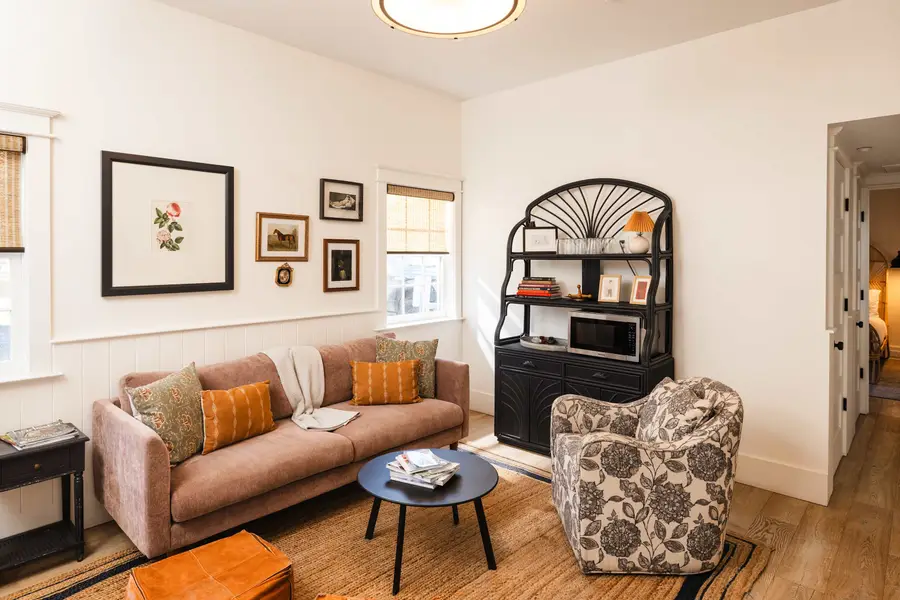 Spacious living room with seating for your group :) 