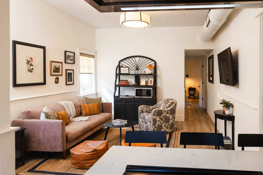 Spacious living room with seating for your group :) 