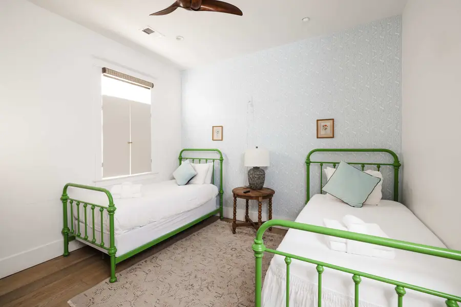 Bedroom 3: Twin Bed + Twin Bed + TV