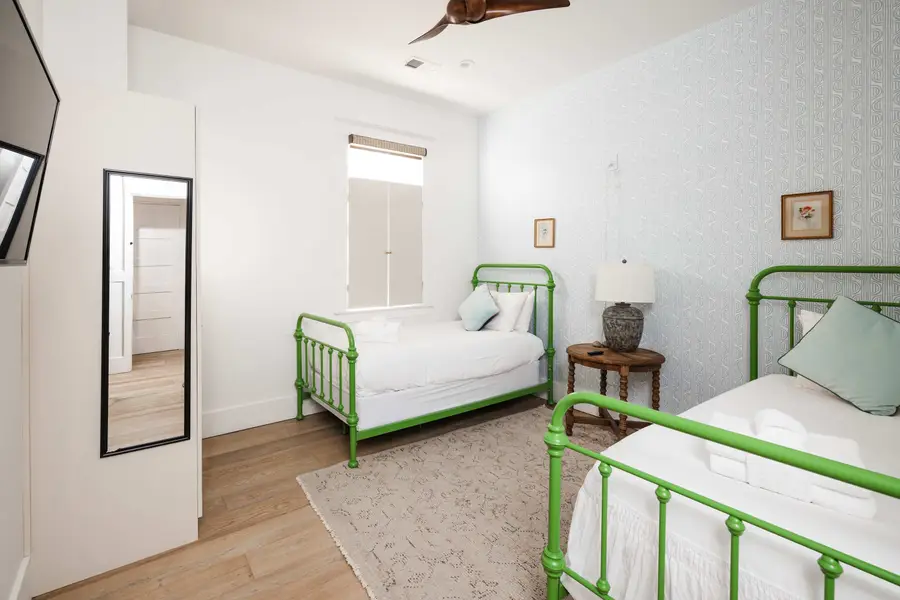 Bedroom 3: Twin Bed + Twin Bed + TV