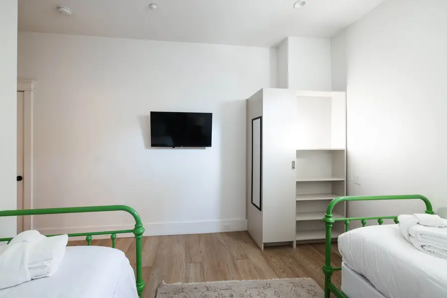 Bedroom 3: Twin Bed + Twin Bed + TV